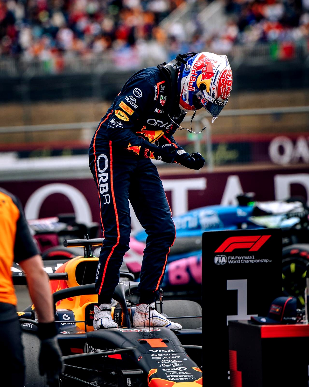 红牛二队翻盘索伯车队，维斯塔潘带队取胜