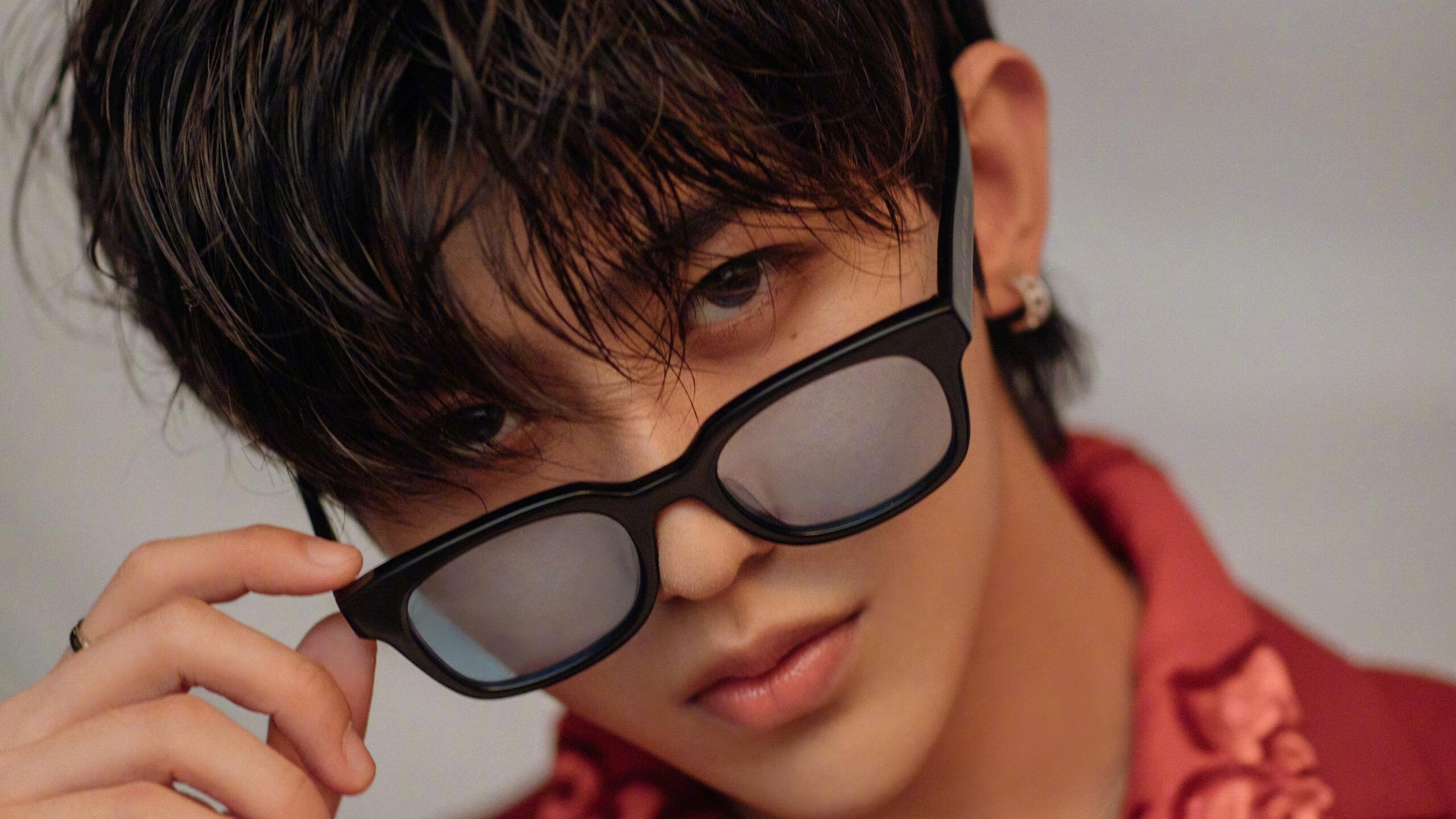 猛禽俯冲,赤色闪电贯穿灰熊的哀鸣